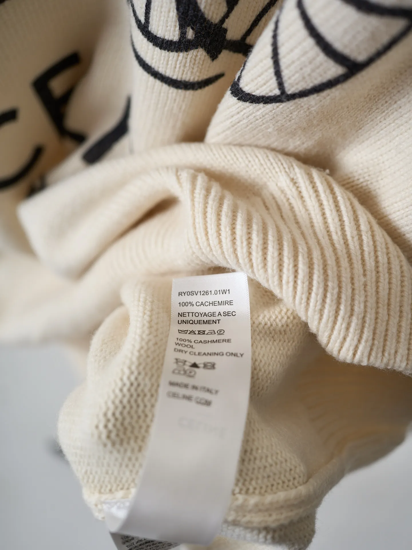 [Real object hanging] CELINE/Celine carriage print round neck knitted sweater [In Stock] S M L XL Fabric selection: Made of 62% wool + 23% nylon + 15% anti-pilling acrylic blended yarn, precision woven on an imported 7-needle knitting machine. The 7-needle medium-thick knitted structure makes the fabric fluffy and thick, with excellent temperature-locking ability; wool gives the fabric a soft, waxy and skin-friendly texture, while nylon strengthens the toughness and prevents it from loosening and deforming. It is paired with anti-pilling acrylic to give it both comfort and durability, and a solid texture. Printing process: The Classic carriage pattern and letters on the chest adopt a reactive printing process. The dye penetrates into the knitted fiber and is not offset printed on the surface. The pattern lines are clear and neat, and the touch is natural without a hard glue layer. It is not easy to crack or peel after repeated wear and washing, and the original soft texture of the knitted fabric is completely retained. Details: The round neck, cuffs and hem are made of high-density wide rib weaving, which has long-lasting elasticity and will not loosen easily after long-term wear; the back shoulders are made of hollow keyhole technology, and the entire line is evenly routed.